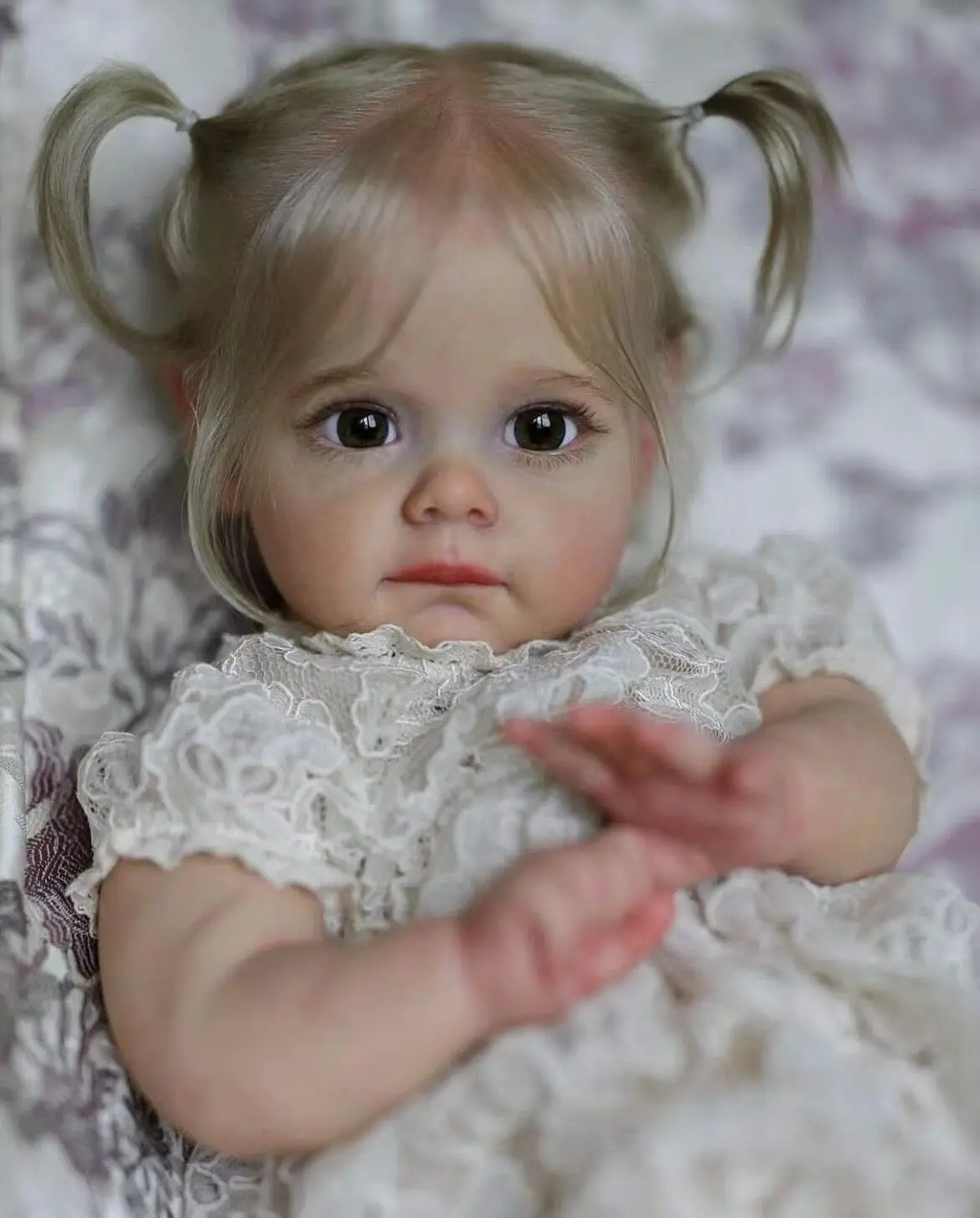 Boneca Reborn Maggie 60cm Artesanal Alta Qualidade Vinil Silicone Macio Realista Cabelo Enraizado Manualmente Colecionável - Imagem 2